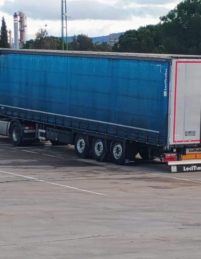 trailer con lona azul
